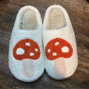 NWT Mushroom House Shoes Slippers in Women’s Size 7-8